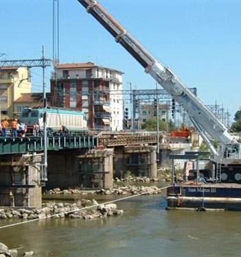 Ponte ferroviario sul fiume Arno